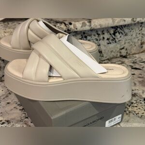NWT women’s Vagabond elevated slides ! Perfect condition.  So cute